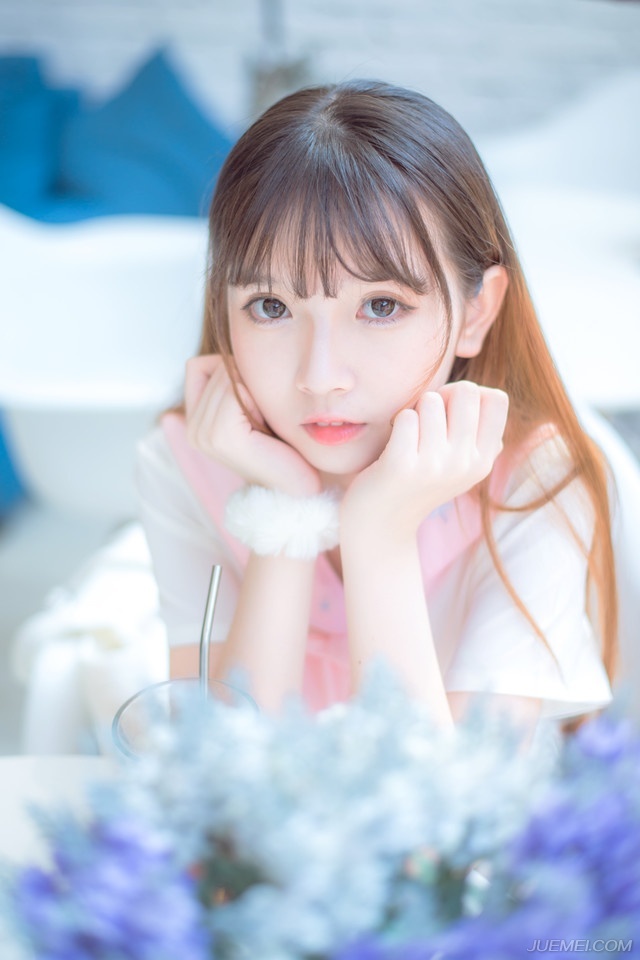 “进来吧。”吕布看了一眼地上的杯盏，摇了摇头，坐在自己的位子上向两女招了招手。